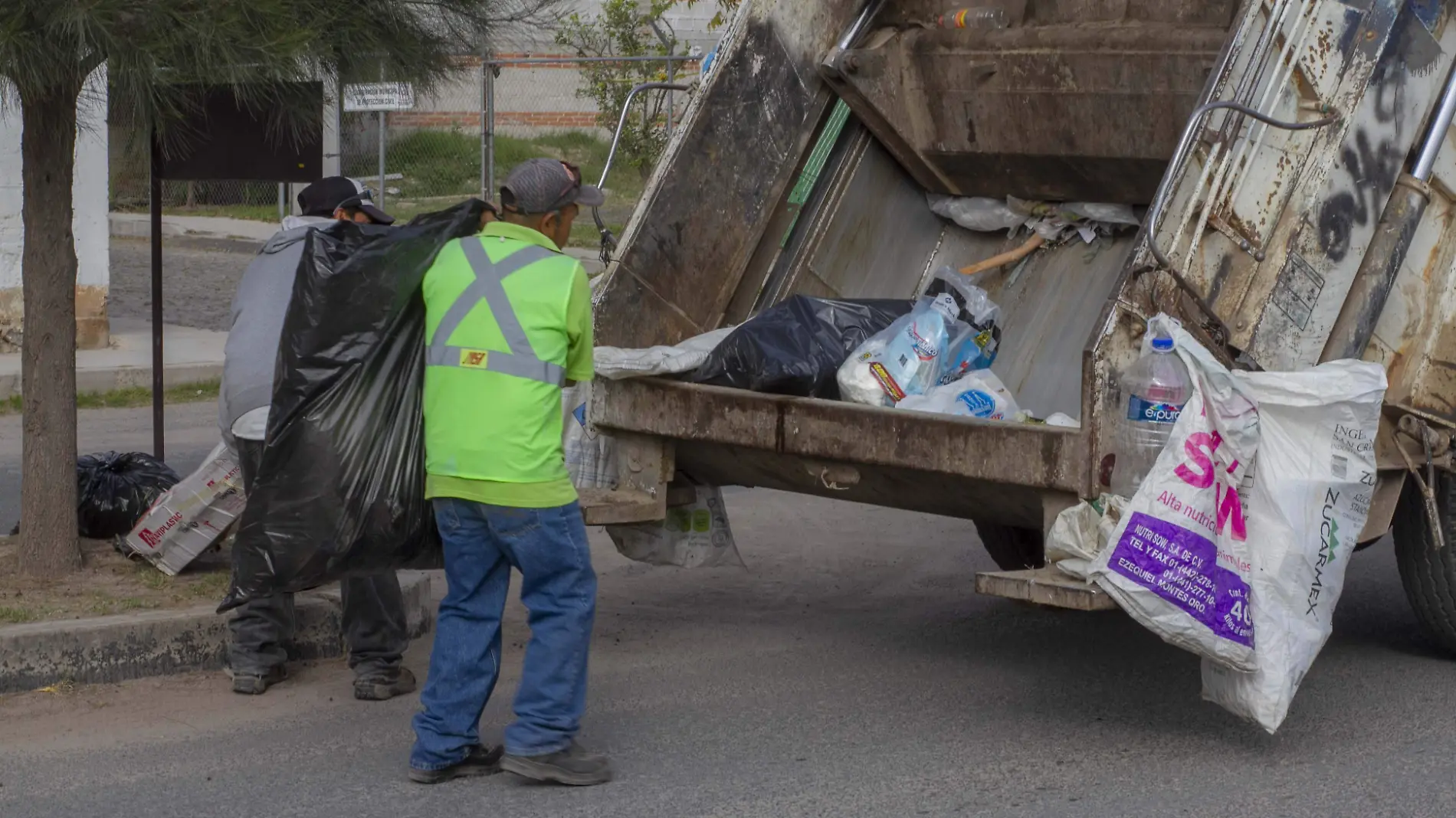 En el último mes del año surge mayor cantidad de tonelaje de basura extra. Foto César Ortiz